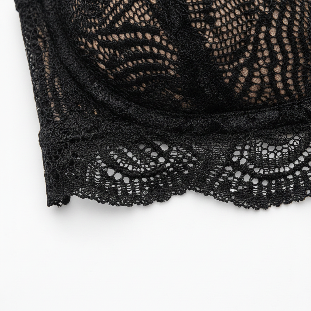 Yumuşak dokulu siyah dantel bralet ve külot takımı. Günlük konfor, doğal görünüm ve premium şıklık bir arada. Hemen keşfedin. Kenar detayı