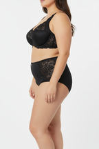 Zarif dantel dokusu, vücudu saran kalıbı ve gün boyu konfor sunan yapısıyla feminen şıklığı yeniden tanımlıyor.