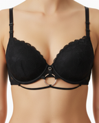 Zamansız siyah. Modern metal dokunuş.