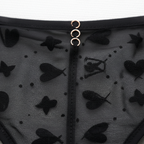 Siyah tül kalp deseni doku detayı