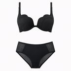 Siyah hoş dalgalı panel detaylı iç çamaşırı yakın plan görünüm.