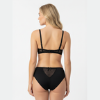 Siyah transparan detaylı sütyen ve külot takımı beyaz arka plan arka görünüm