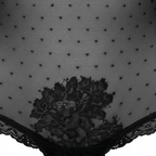 Siyah transparan tül detaylı balenli body. Vücudu nazikçe şekillendiren, zarif ve konforlu iç giyim modeli. Tül doku detayı.