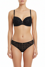 Modern siyah tül sütyen ve külot takımı. Destekli sütyen, sade kesim külot ve zarif metal detaylar.