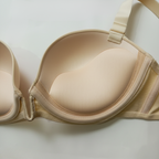 Taş detaylı askılara sahip krem renk push-up sütyen ve tam tanga külot takımı. Günlük konfor ve lüks şıklık bir arada.