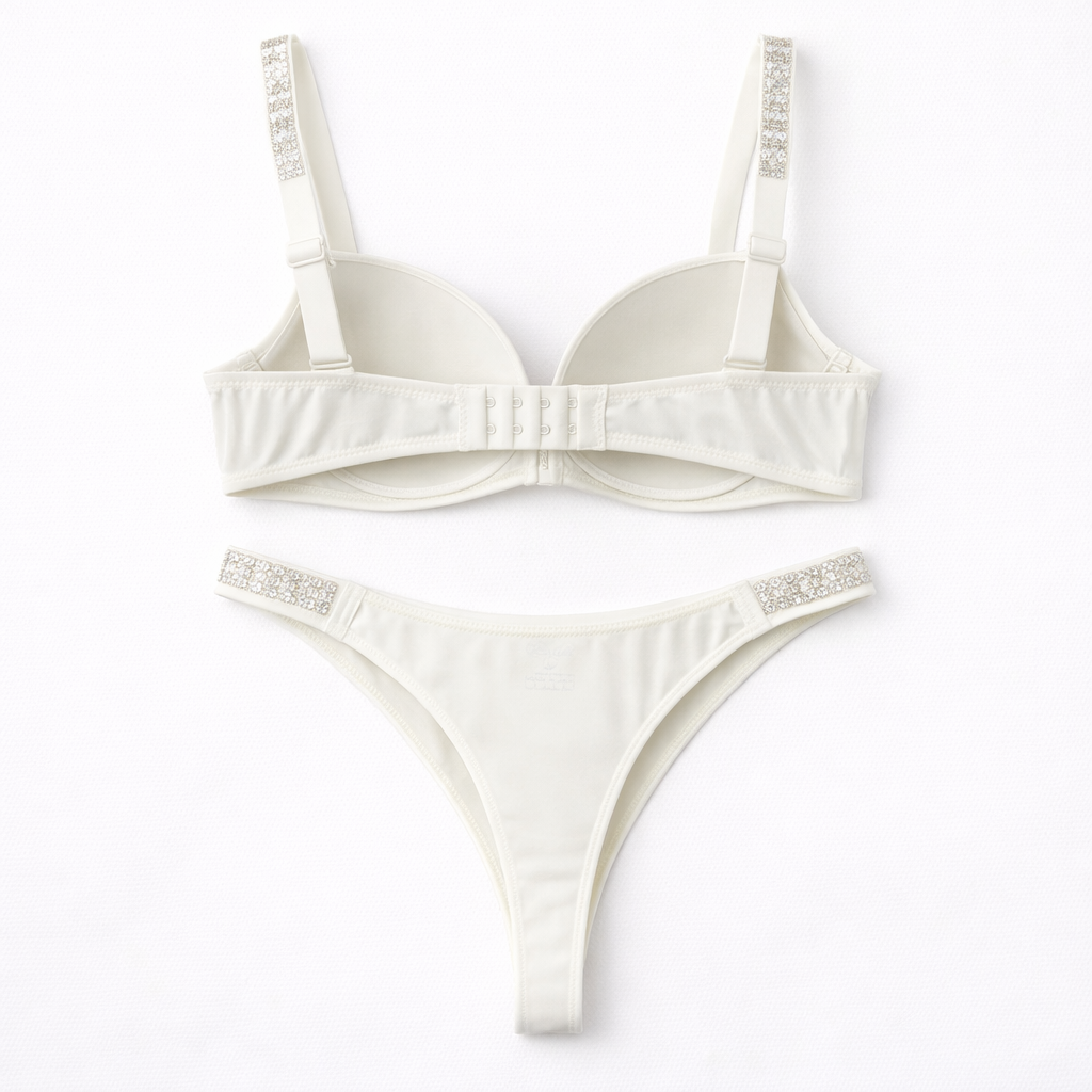 Taş detaylı askılara sahip krem renk push-up sütyen ve tam tanga külot takımı. Günlük konfor ve lüks şıklık bir arada.
