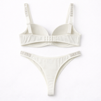 Taş detaylı askılara sahip krem renk push-up sütyen ve tam tanga külot takımı. Günlük konfor ve lüks şıklık bir arada.