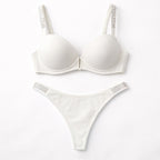 Taş detaylı askılara sahip krem renk push-up sütyen ve tam tanga külot takımı. Günlük konfor ve lüks şıklık bir arada.