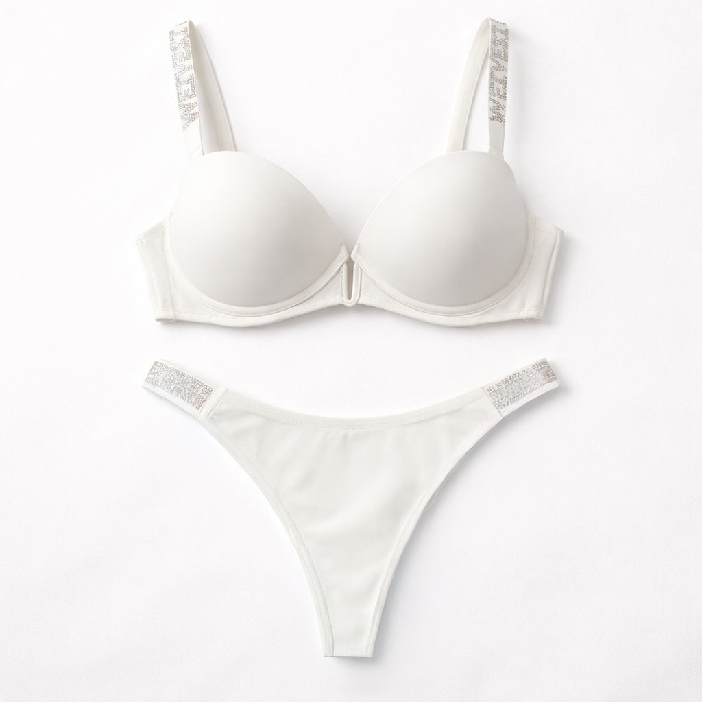 Taş detaylı askılara sahip krem renk push-up sütyen ve tam tanga külot takımı. Günlük konfor ve lüks şıklık bir arada.
