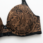 Yılan desenli push-up sütyen ve string külot takımı. Güçlü, feminen ve sofistike tasarım yılan deseni yakın görünümü.