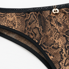 Yılan desenli push-up sütyen ve string külot takımı. Güçlü, feminen ve sofistike tasarımın kumaş dokusu.