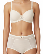 Balenli sütyen ve rahat boxer külot tasarımıyla öne çıkan krem renkli lüks iç çamaşırı takımı. Gün boyu konfor ve zarafet.