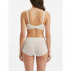 Balenli sütyen ve rahat boxer külot tasarımıyla öne çıkan krem renkli lüks iç çamaşırı takımının arka görünümü.