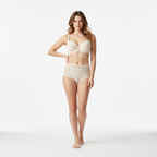 Balenli sütyen ve rahat boxer külot tasarımıyla öne çıkan krem renkli lüks iç çamaşırı takımının önden görünümü.