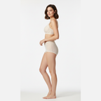 Balenli ve toparlayıcı sütyen ve rahat boxer külot tasarımıyla öne çıkan krem renkli lüks iç çamaşırı takımının yandan görünümü.