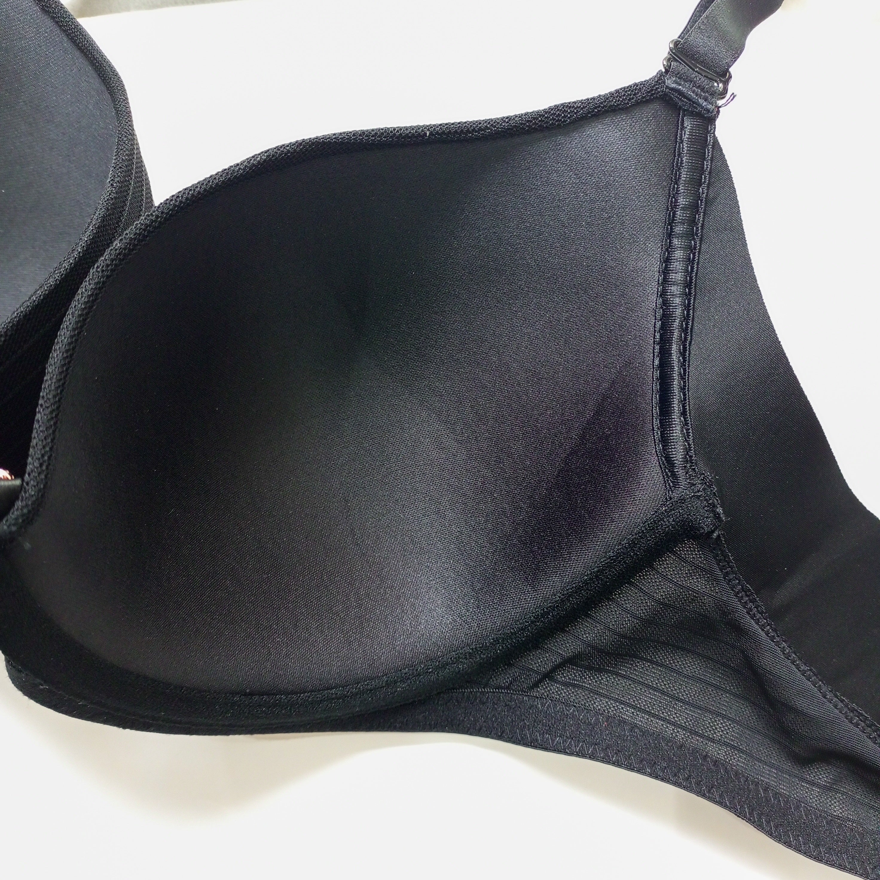 Balenli sütyen ve rahat boxer külot tasarımıyla öne çıkan krem renkli lüks iç çamaşırı takımının sütyen iç görünüm