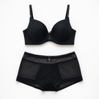 Balenli sütyen ve rahat boxer külot tasarımıyla öne çıkan krem renkli lüks iç çamaşırı takımı. Gün boyu konfor ve zarafet.