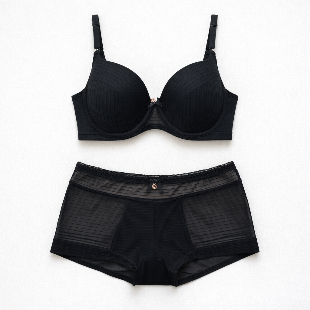 Balenli sütyen ve rahat boxer külot tasarımıyla öne çıkan krem renkli lüks iç çamaşırı takımı. Gün boyu konfor ve zarafet.